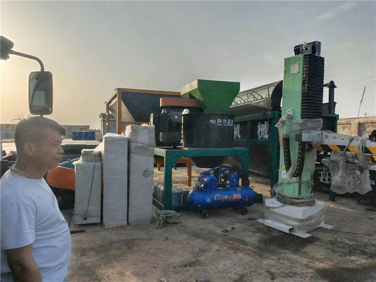 新疆喀什客户年产10万吨分机有机肥生产线设备到达客户现场准备安装